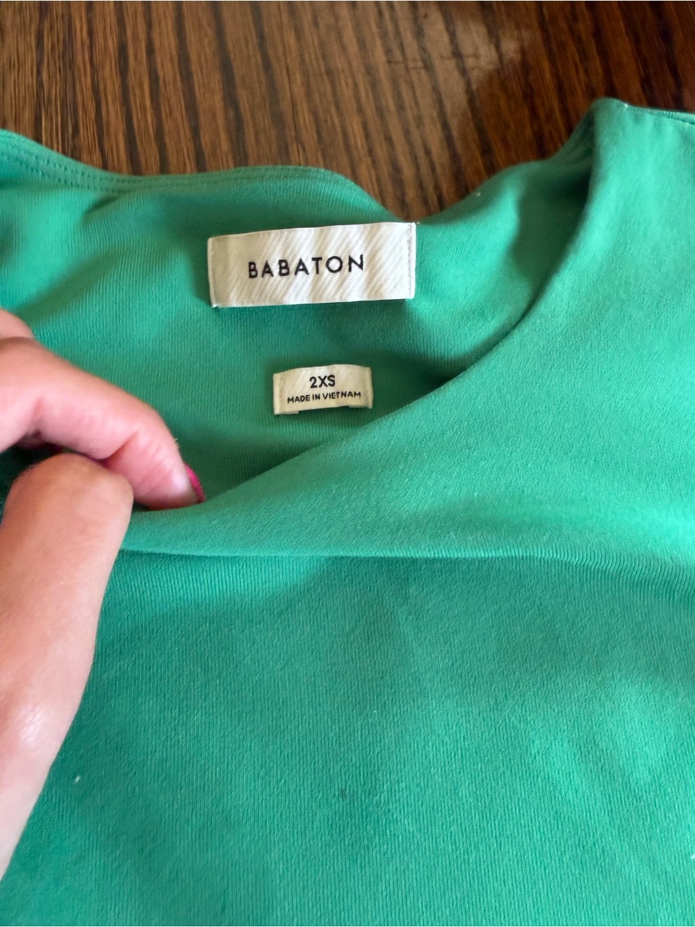 Aritzia Babaton Bright Green Short Sleeve Crop Tee - Picture 2 of 3
